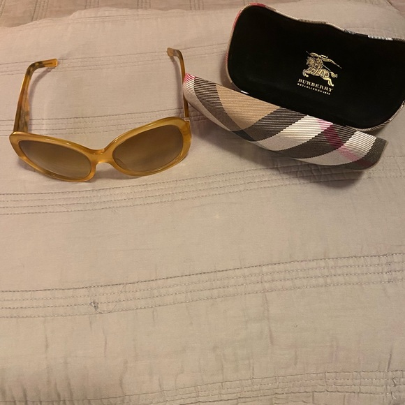 Used authentic Burberry Sunglasses - Picture 3 of 5